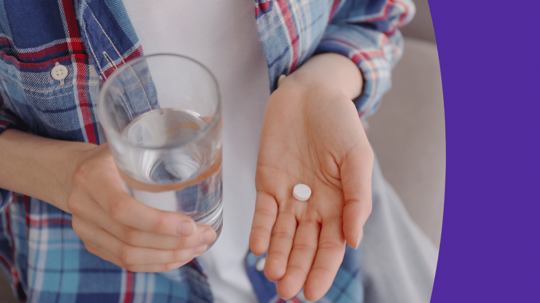 Somone holding a glass of water in one hand and a white tablet in another: Can Latuda cause mania?